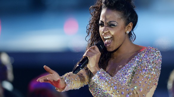 Fabienne Louves begeistert das Publikum, anlaesslich des Swiss Award, am Samstag, 10. Januar 2015, im Hallenstadion in Zuerich. (KEYSTONE/Steffen Schmidt)