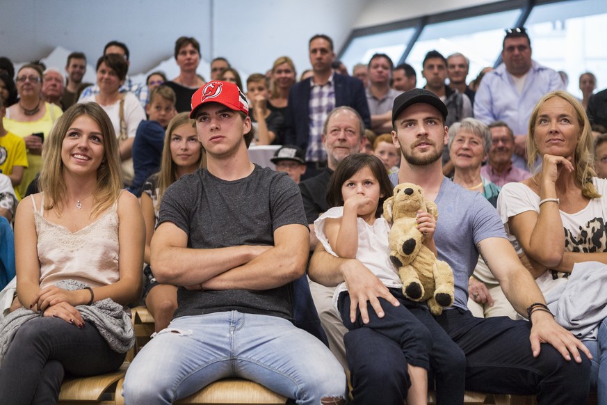 Lorena Orlacchio, Freundin von Nico, Nico Hischier, Luca Hischier, Bruder, die kleine Cousine von Nico und Katja Hischier, Mutter, von links, waehrend dem Empfang zu seinen Ehren in seiner Heimatgemei ...