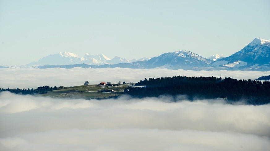 Ein Bauernhof am Napf ist ueber dem Nebel bei Sonnenschein und blauem Himmel.Holzwegen, Romoos, 11. Januar 2012(KEYSTONE/Sigi Tischler)