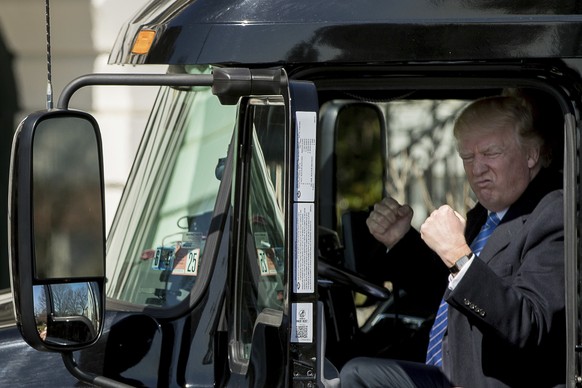 Macho in Schwierigkeiten: Trump auf einem Landwirtschafts-Traktor.