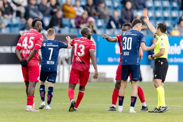 Schiedsrichter Fedayi San, rechts, zeigt FC Luzerns Max Meyer die Rote Karte im Fussball Meisterschaftsspiel der Super League zwischen dem FC Luzern und dem FC Sion am Sonntag, 2. April 2023 in der Sw ...