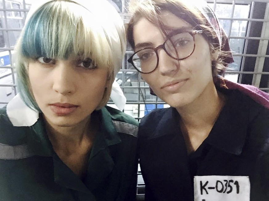 Die Aktivistinnen Jekaterina Nenaschewa (rechts) und Nadeschda Tolokonnikowa wurden in Moskau in Gefängniskleidern verhaftet.