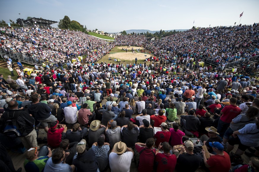 Blick auf den Festplatz am 16. Kilchberger Schwinget am Sonntag, 7. September 2014, in Kilchberg. (KEYSTONE/Urs Flueeler)

An overall view of the Arena during the Swiss Wrestling tournament &quot;Ki ...