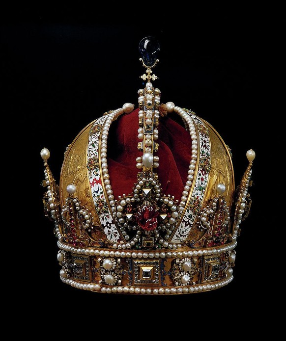 VIENNA, AUSTRIA - CIRCA 1602: Austrian Imperial Crown, produced by Jan Vermeyen in Prague in 1602 as a personal crown for Emperor Rudolpf II, 1602. (Photo by Imagno/Getty Images)[OesterreichischeKai[OesterreichischeKai[OesterreichischeKai[OesterreichischeKai