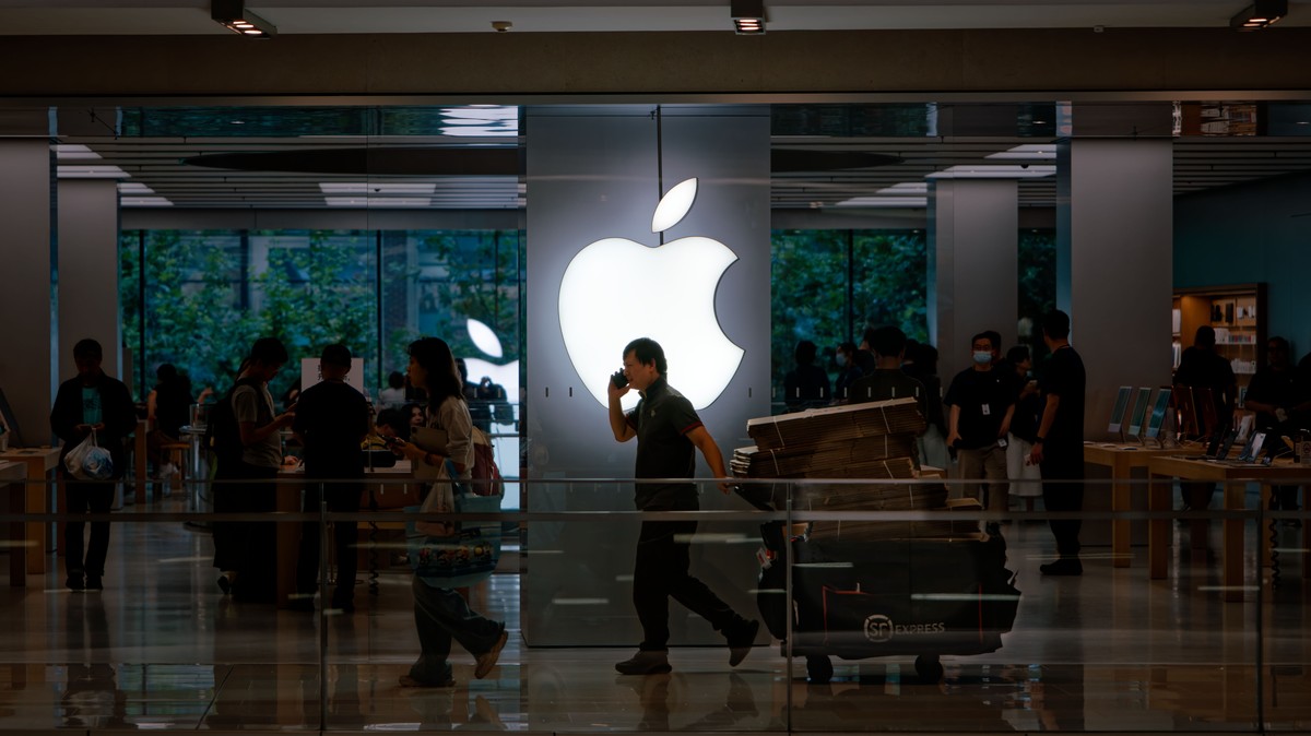 epa13272030 People walk past an Apple Store at a shopping mall in Shanghai, China, 30 September 2026. According to China's National Bureau of Statistics, the manufacturing Purchasing Managers ...