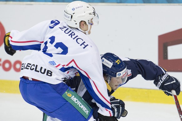 Langenthals Dario Kummer, rechts, kaempft um den Puck gegen Klotens Serge Weber, links, waehrend dem Swiss Ice Hockey Cup Viertelfinal zwischen dem SC Langenthal und dem EHC Kloten, am Mittwoch, 23. N ...