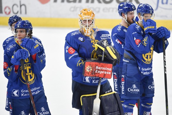 Enttaeuschte Davoser um Goalie Anders Lindbaeck, beim Eishockey-Qualifikationsspiel der National League A zwischen dem HC Davos und dem HC Ambri-Piotta, am Freitag, 23. November 2018, in der Vaillant  ...