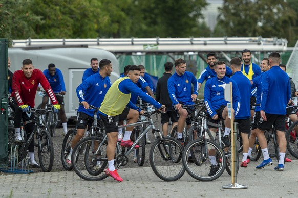 Die Mannschaft des FC Basel 1893 wartet nach dem ersten Training unter dem neuen Trainer Ciriaco Sforza bis alle zur Abfahrt bereit sind, in Basel am Dienstag, 1. September, 2020. (KEYSTONE/Georgios K ...