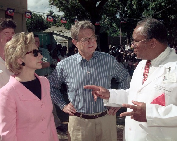 Hillary Clinton und Soros besuchen ein Spital auf Haiti, 22. November 1998.