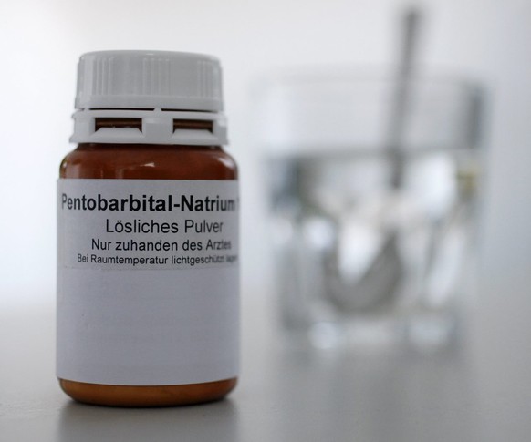 Das Schlafmittel Pentobarbital wird zuhause von Sterbewilligen eingenommen, aufgenommen bei EXIT Schweiz in Zuerich, am Freitag, 5. Dezember 2008. (KEYSTONE/Alessandro Della Bella)