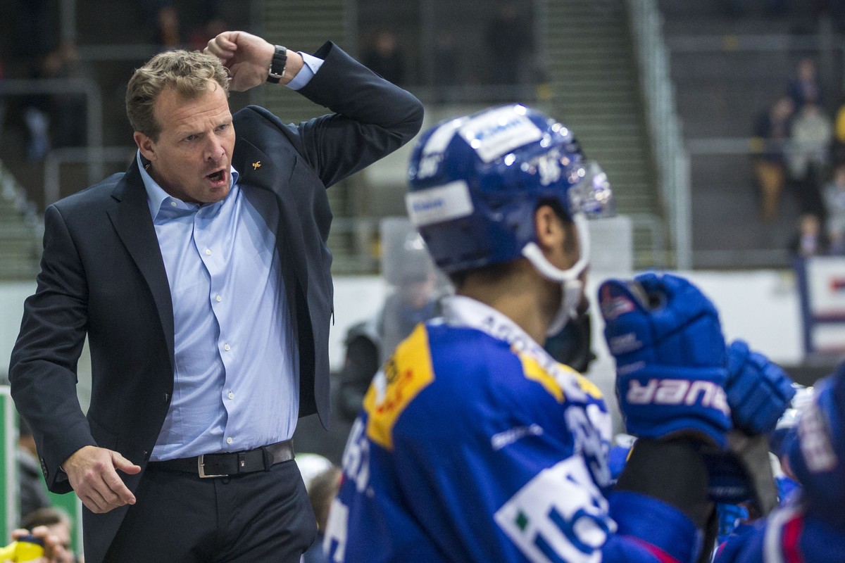 EHC Kloten Cheftrainer Kevin Schlaepfer waehrend dem Eishockey-Meisterschaftsspiel der National League zwischen dem EHC Kloten und dem EHC Biel am Dienstag, 28. November 2017, in Kloten. (KEYSTONE/Pat ...