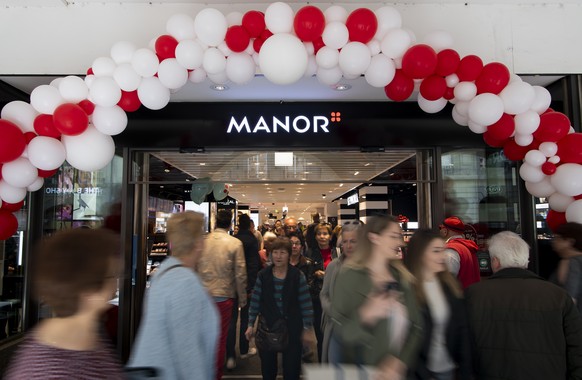 Die Leuten besuchen den neuen Manor Store waehrend der offiziellen Eroeffnung, am Donnerstag, 25. April 2019 in Bern. (KEYSTONE/Anthony Anex)