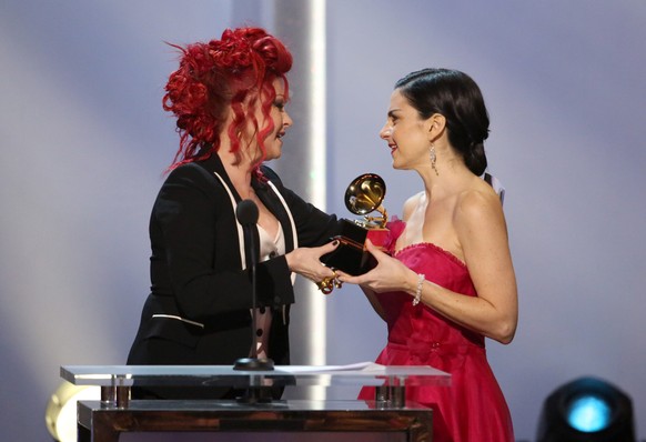 <em><strong>Cyndi Lauper</strong></em> übergibt <em><strong>Jennifer Gasoi </strong></em> den Grammy für das beste Kinderalbum <em>«Throw A Penny In The Wishing Well»</em>