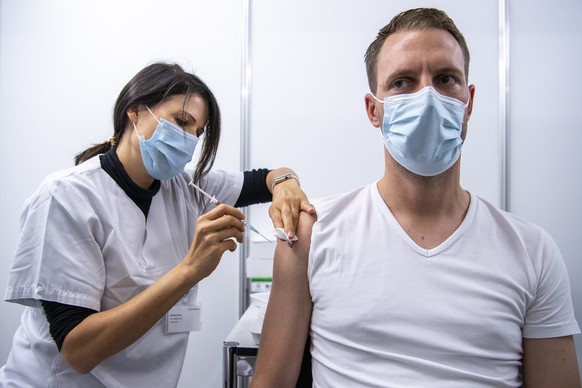 Pflegefachfrau Barbara Kuhn, links, spritzt Patrick Baumann den Impfstoff Janssen von Johnson & Johnson, am Montag, 11. Oktober 2021, in Thun. Der sogenannte Vektor Impfstoff Covid-19 Vaccine Jans ...