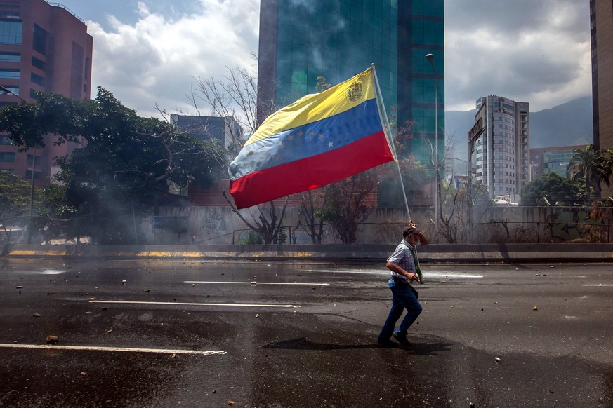 epaselect epa05929654 Demonstrators and police clash in opposition protests in Caracas, Venezuela, 26 April 2017. Thousands of Venezuelans are once again taking to streets in protest against the gover ...