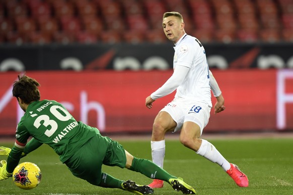 Der Zuercher Blaz Kramer, rechts, Neuenburge Torhueter Laurent Walthert, links, zum 1-1 Ausgleich beim Fussballspiel der Super League FC Zuerich gegen Neuchatel Xamax im Stadion Letzigrund in Zuerich  ...