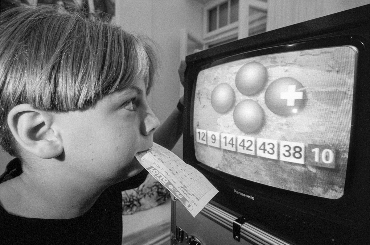 Am 18. August 1990 flimmert die Ziehung der Schweizer Lotto-Zahlen ueber den Fernsehschirm. 3,7 Millionen Scheine wurden abgegeben. Entsprechend hoch ist die Einschaltquote. (KEYSTONE/Str)
