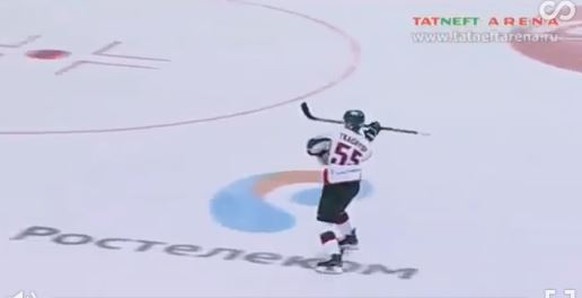 Wie beim Speerwerfen! KHL-StÃ¼rmer zeigt unfassbaren Penalty-Trick
Und zugleich wissen wir, woher die Swisscom ihr Logo hat ;) (oder umgekehrt)