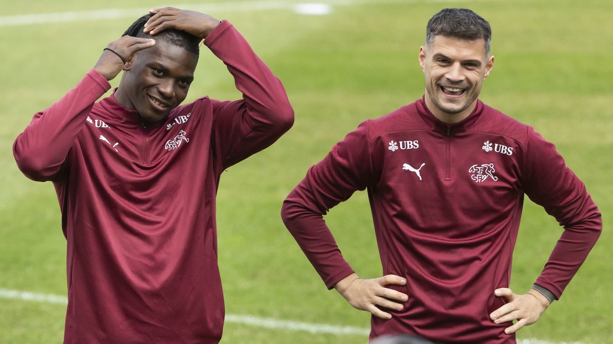 epa11405445 Switzerland's head coach Murat Yakin, front, talks to his players Breel Embolo, left, and Granit Xhaka during a training session of the national team in Stuttgart, Germany, 12 June 20 ...