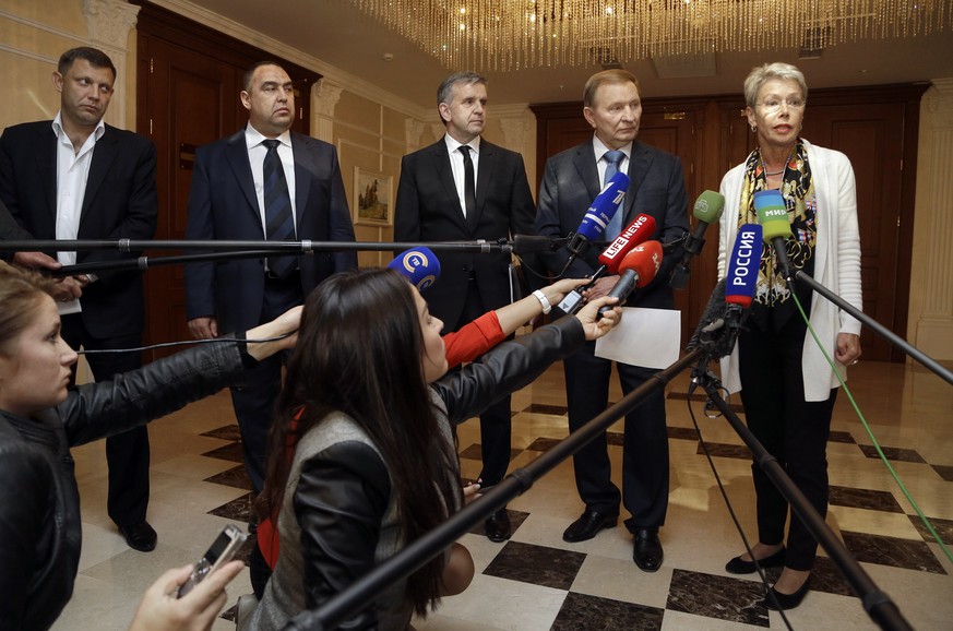 Tagliavini und die Mitglieder der Ukraine-Kontaktgruppe stellen sich nach dem ersten Minsker Abkommen vom September 2014 den Medien.