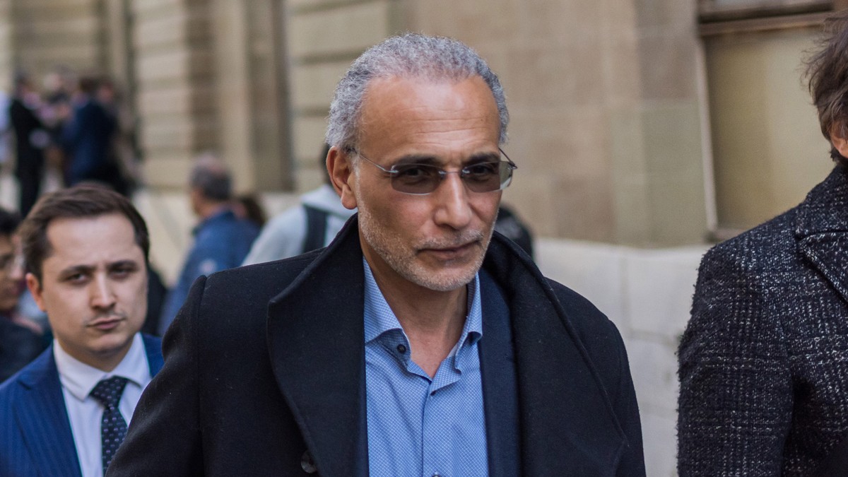 epa10629211 Swiss leading Islamic scholar Tariq Ramadan (C) leaves the Geneva's courthouse after first day of hearing with Geneva's prosecutor as part of an investigation over sexual assault ...