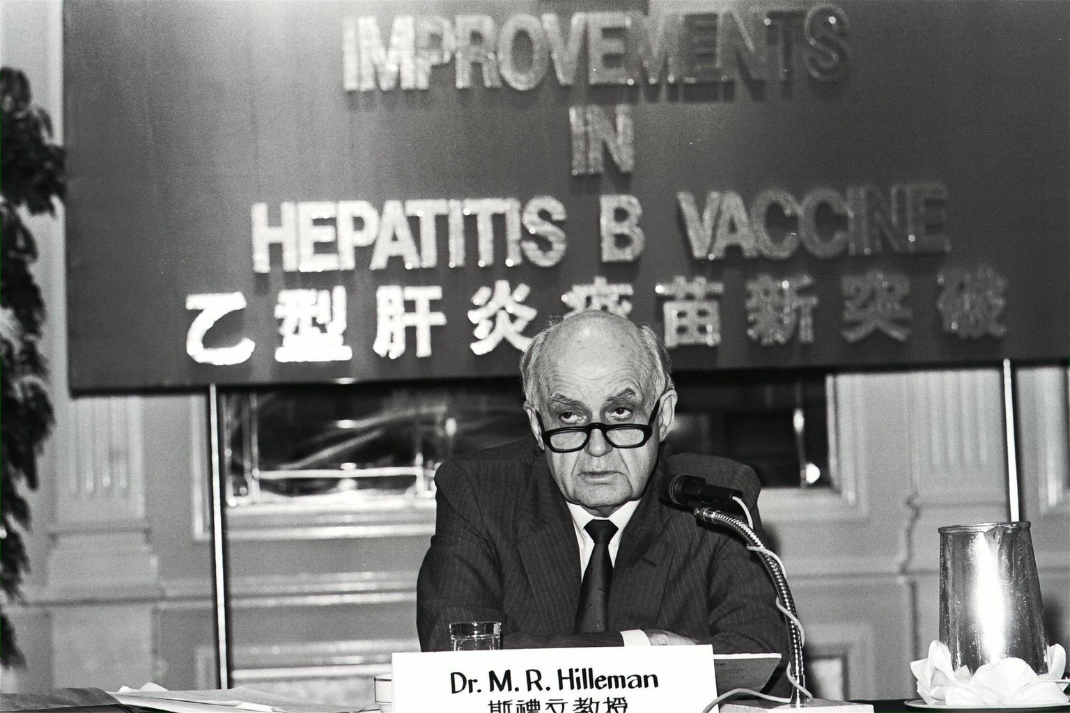 Dr Maurice Hilleman, the Director of the American-based Merck Institute for Therapeutic Research, announcing the development of a new vaccine for hepatitis B by his companyin a press conference. EDITO ...