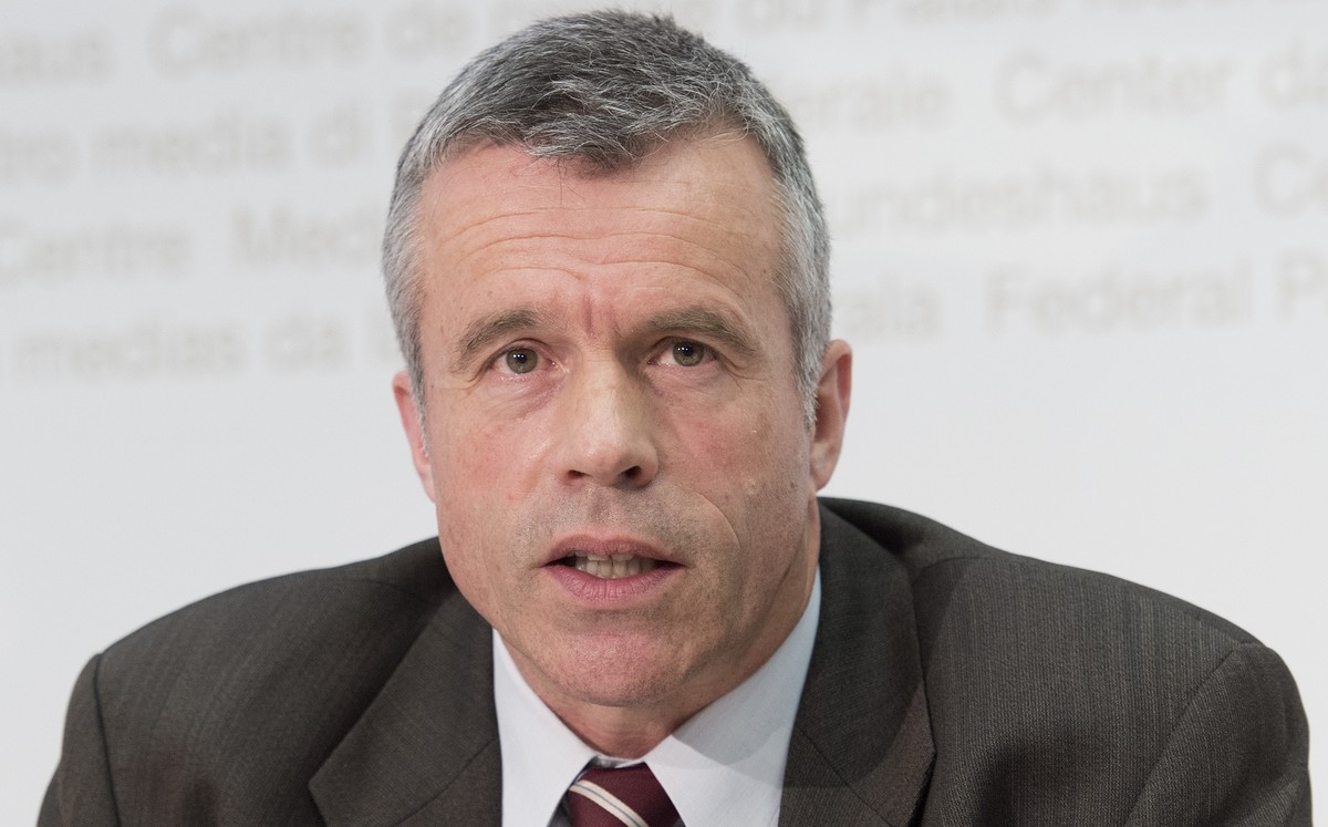 Nationalrat (BDP) Lorenz Hess wirbt im Namen eines ueberparteilichen Komitees und dem Schweizerischen Gewerbeverband (SGV) fuer ein Nein zur neuen "Billag-Mediensteuer", am 28. April 2015, i ...