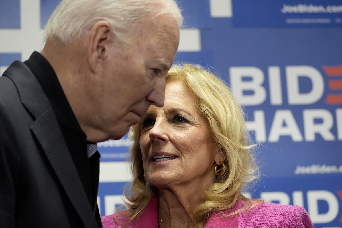 First lady Jill Biden, right, speaks with President Joe Biden during a visit to the Biden campaign headquarters in Wilmington, Del., Saturday, Feb. 3, 2024. (AP Photo/Alex Brandon)
Joe Biden