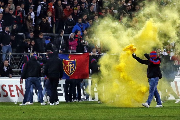 Basler Hooligans stuermen das Feld und provozieren die Aarauer Hooligans nach dem Sieg und dem Meisterschaftsgewinn ihres Teams nach dem Fussball Meisterschaftsspiel der Super League zwischen dem FC A ...