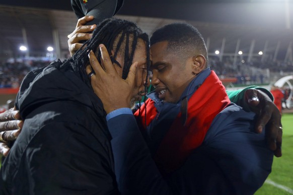 ARCHIVBILD ZUR VORSCHAU AUF DIE GRUPPE G --- Cameroon soccer federation president Samuel Eto&#039;o, right, and Cameroon coach Rigobert Song celebrate after the World Cup 2022 qualifying soccer match  ...