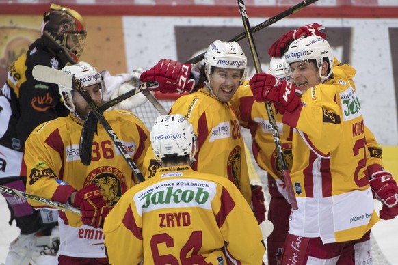 Berns Goalie Leonardo Genoni, geschlagen Tigers Benjamin Neukom, Miro Zryd, Yannick-Lennart Albrecht, Ville Koistinen, Raphael Kuonen, von links, jubeln, waehrend dem Eishockey National League Spiel z ...