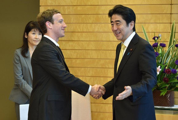 Zuckerberg und Shinzo Abe.