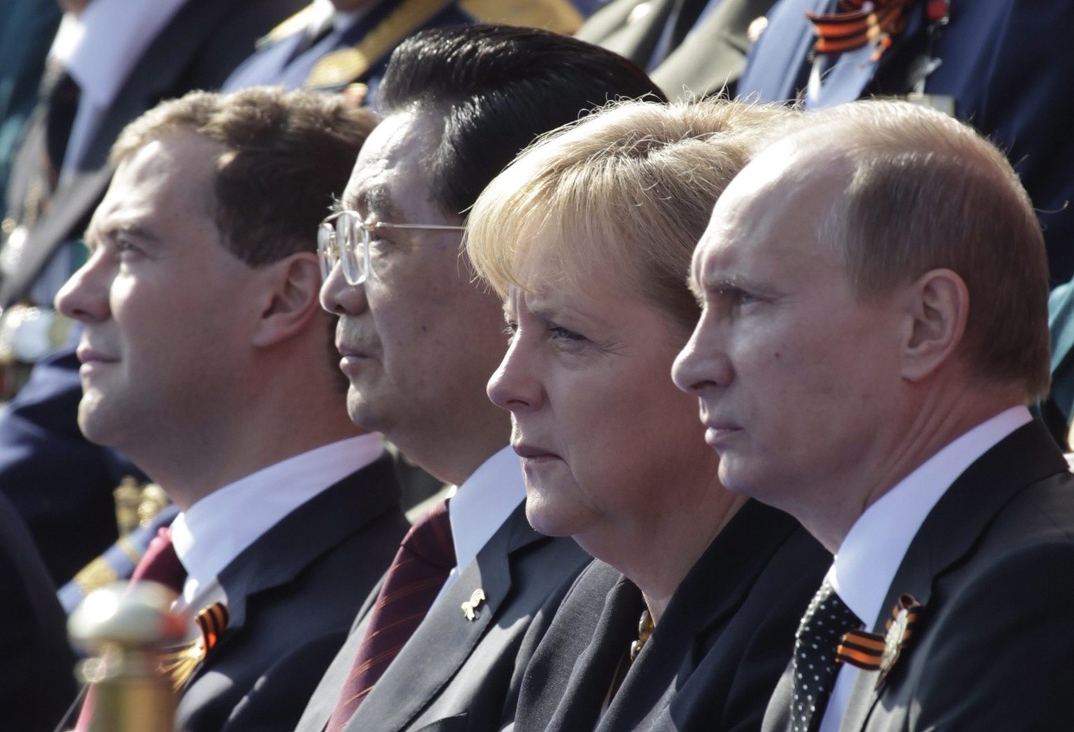 epa02149499 (L-R) Russian President Dmitry Medvedev, Chinese President Hu Jintao, German Chancellor Angela Merkel and Russian Prime Minister Vladimir Putin attend the Victory Day parade on 09 May 2010 ...