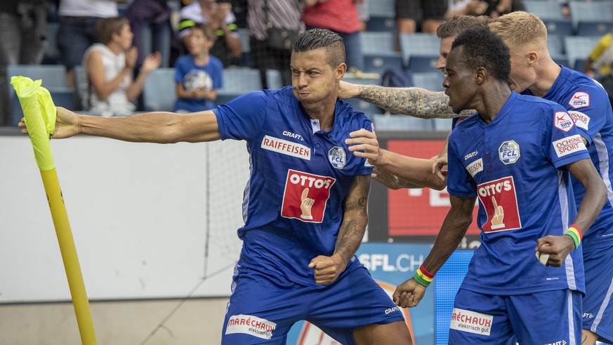 Die Luzerner mit Lucas Alves, links, feiern das Tor zum 2:2 beim Super League Meisterschaftsspiel zwischen dem FC Luzern und dem BSC Young Boys vom Sonntag, 1. September 2019 in Luzern. (KEYSTONE/Urs  ...