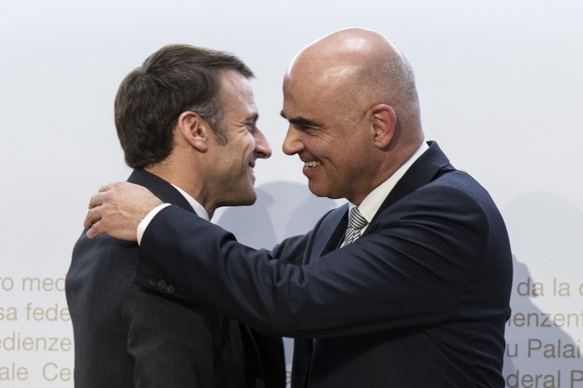 epa10976704 Switzerland's President Alain Berset (R) and French President Emmanuel Macron react during a press conference, in Bern, Switzerland, 15 November 2023. French President Macron and his  ...