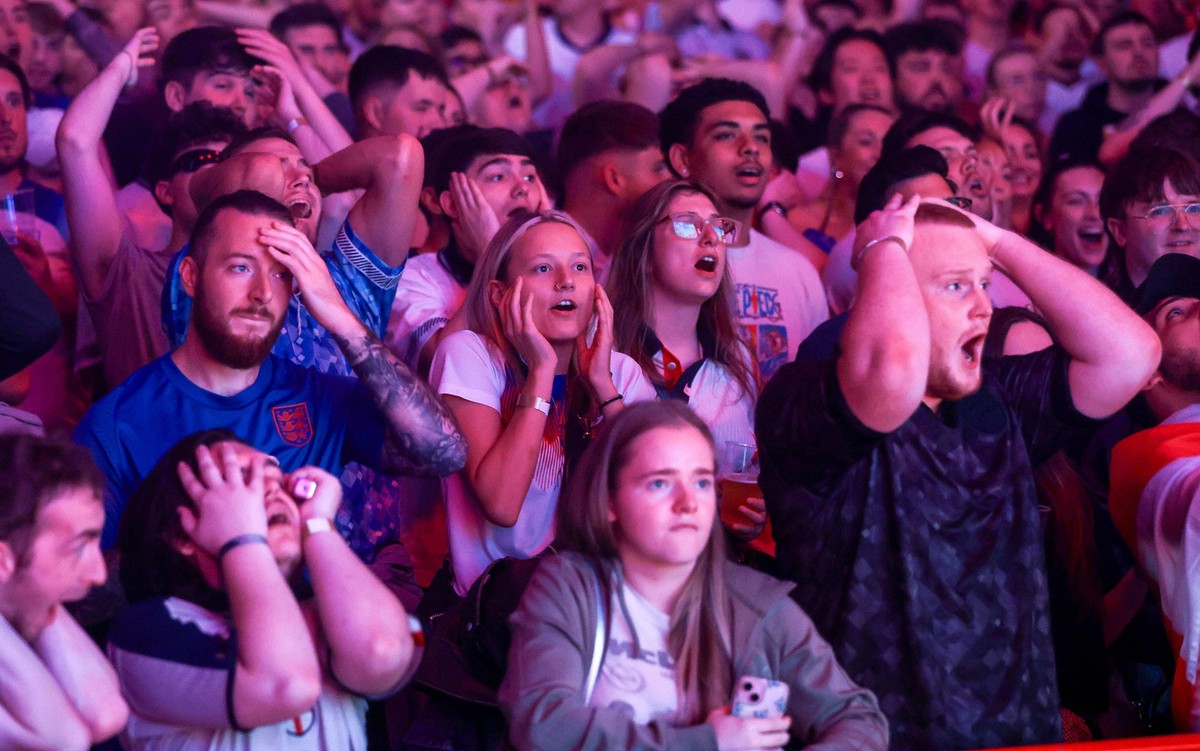 Fans watching England v Slovakia - EUFA Euro 2024 England fans at the Diecast, Manchester, during a screening of the UEFA EURO, EM, Europameisterschaft,Fussball 2024, round of 16 match, between Englan ...