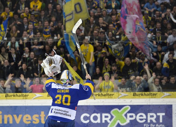 Die HCD-Fans feiern ihren Goalie Leonardo Genoni.