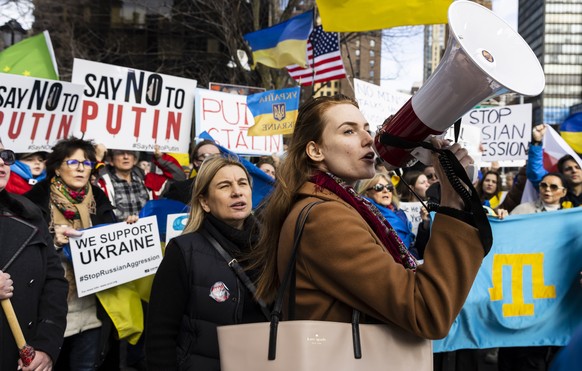 epa09767118 People gather for a rally in support of Ukraine sovereignty and against Russia&#039;s aggression in the region as the United Nations Security Council holds a meeting on the tensions betwee ...