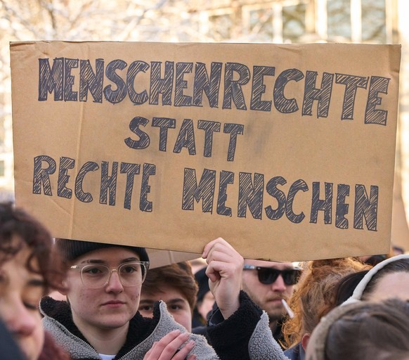 20.01.2024, Rheinland-Pfalz, Koblenz: &quot;Menschenrechte statt rechte Menschen&quot; steht auf einem Schild, dass bei einer Demo gegen Rechts zu sehen ist. Zu der Demonstration mit Kundgebung unter  ...