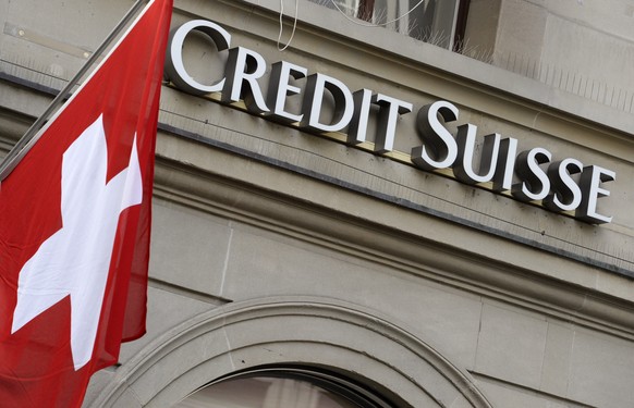 ARCHIV - ZUR VERLUSTMELDUNG VON 2.9MRD. FRANKEN DER CREDIT SUISSE IM JAHR 2015 STELLEN WIR IHNEN FOLGENDE BILDER ZUR VERFUEGUNG. - Das Logo der Schweizer Grossbank Credit Suisse und die Schweizerflagg ...