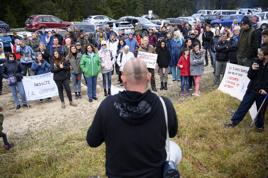 Fabrice Monnet, centre de dos, militant pour &quot;Defend the Wolf&quot; et venant de stoper pour raison medicale une greve de la faim de 16 jours effectue un discours lors d&#039;une manifestation co ...