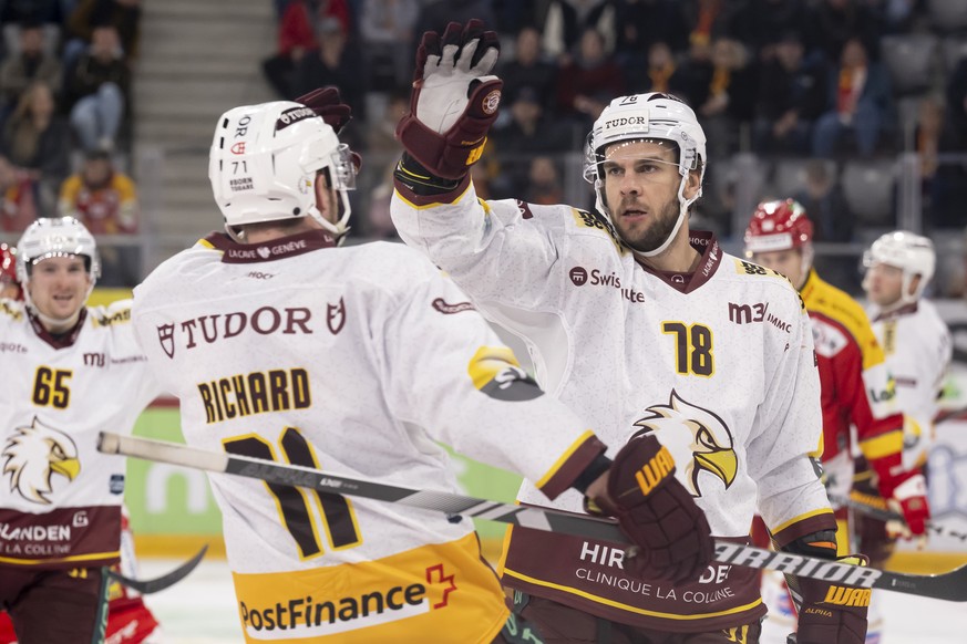 Marc-Antoine Pouliot, GSHC, rechts, jubelt nach seinem Tor zum 4-1 mit Tanner Richard, GSHC, links, beim Eishockey Meisterschaftsspiel der National League zwischen dem EHC Biel und dem Geneve-Servette ...