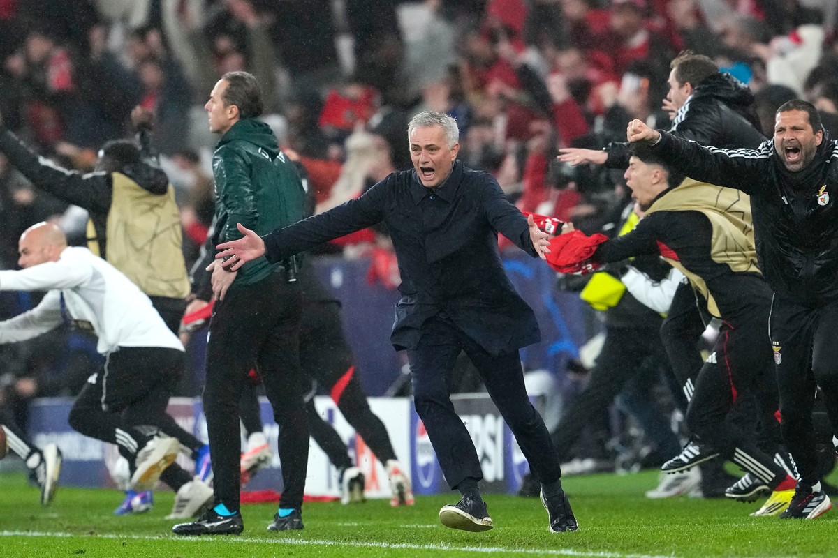 Benfica's head coach Jose Mourinho runs celebrating at the end of a Champions League opening phase soccer match between Benfica and Real Madrid, in Lisbon, Wednesday, Jan. 28, 2026. (AP Photo/Arm ...