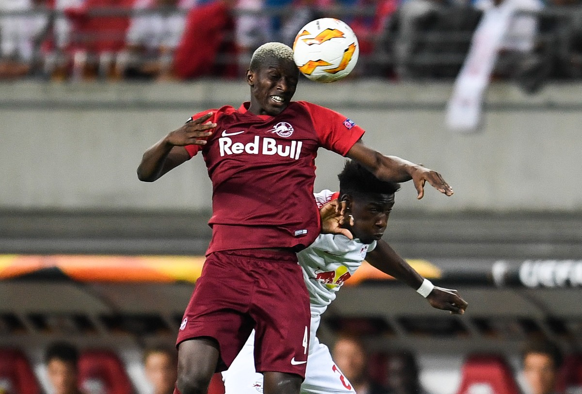 epa07035559 Salzburg's Amadou Haidara (L) in action against Leipzig's Nordi Mukiele during the UEFA Europa League Group B soccer match between RB Leipzig and FC Salzburg in Leipzig, Germany, ...