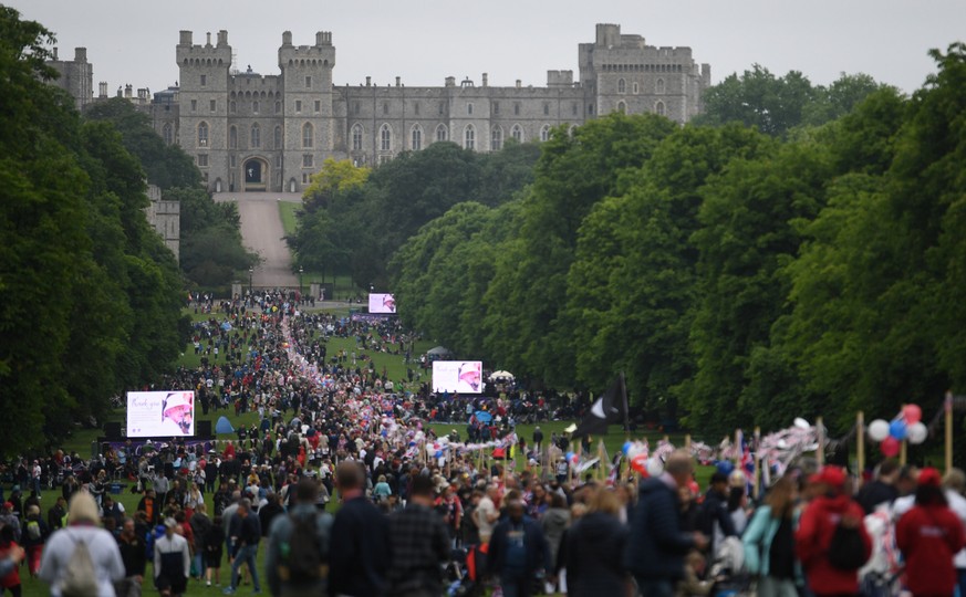 epa09997416 People sit at a long picnic table for The Big Lunch on the Long Walk, during the celebrations of the Platinum Jubilee of Queen Elizabeth II, near Windsor Castle Britain, 05 June 2022. Brit ...