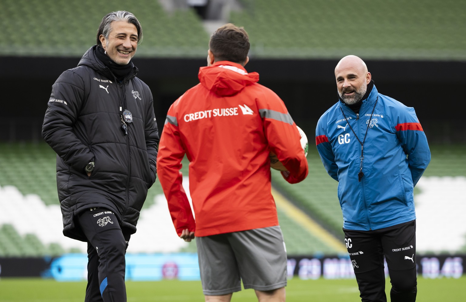 epa11243289 Switzerland&#039;s head coach Murat Yakin, left, and assistant coach Giorgio Contini, right, talk to player Xherdan Shaqiri during a training session of the national soccer team in Dublin, ...