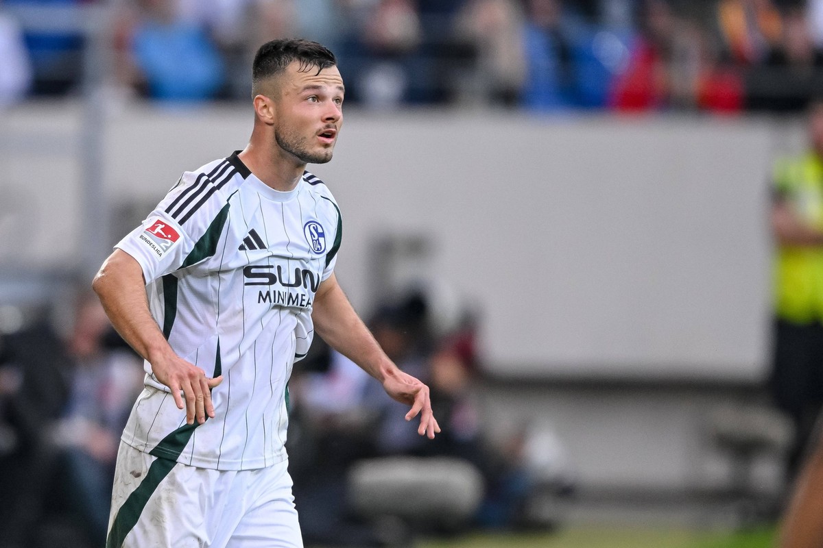 Karlsruhe, Deutschland, 13.09.24: Adrian Gantenbein FC Schalke 04 Schaut waehrend des 2. Bundesliga Spiels zwischen dem Karlsruher SC vs FC Schalke 04 im BBBank Wildpark am 13. September 2024 in Karls ...