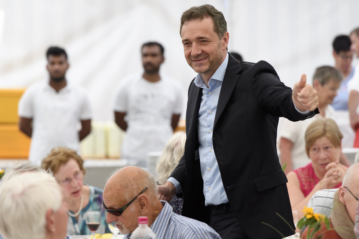 Guido Fluri, Initiant der Wiedergutmachungsinitiative, links, spricht mit die Teilnehmern waehrend des grossen Treffens ehemaliger Verdingkindern, am Samstag, 30. Juni 2018 in Muemliswil. Nach dem erf ...