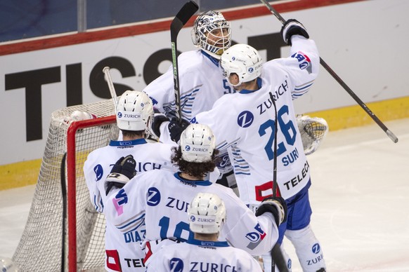 Zugs Goalie Tobias Stephan, hinten links, und Reto Suri, hinten rechts, jubeln nach dem Halbfinalspiel des Swiss Ice Hockey Cups zwischen dem SC Bern und dem EV Zug, am Mittwoch, 19. Dezember 2018, in ...