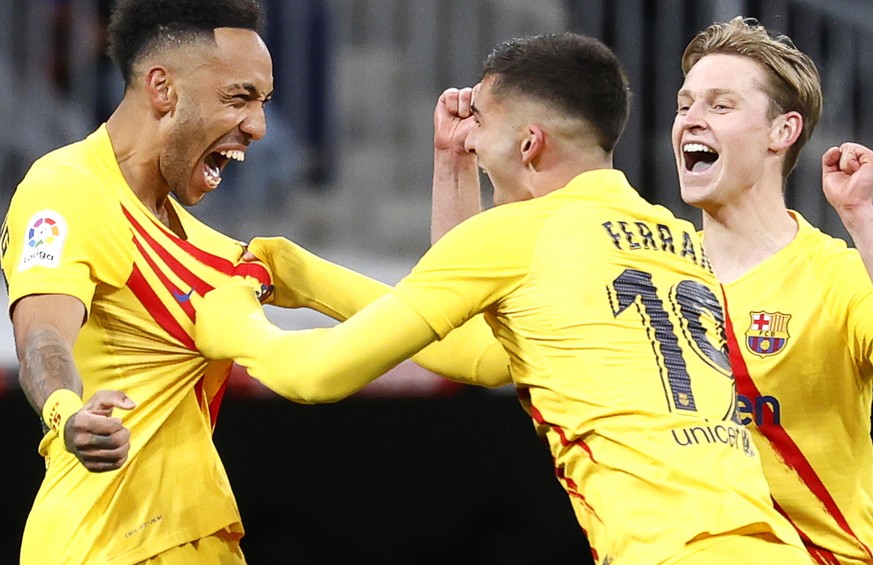 epa09839481 FC Barcelona&#039;s Pierre-Emerick Aubameyang (L) celebrates with teammates after scoring the 4-0 lead during &#039;El Clasico&#039;, the Spanish LaLiga soccer match between Real Madrid an ...